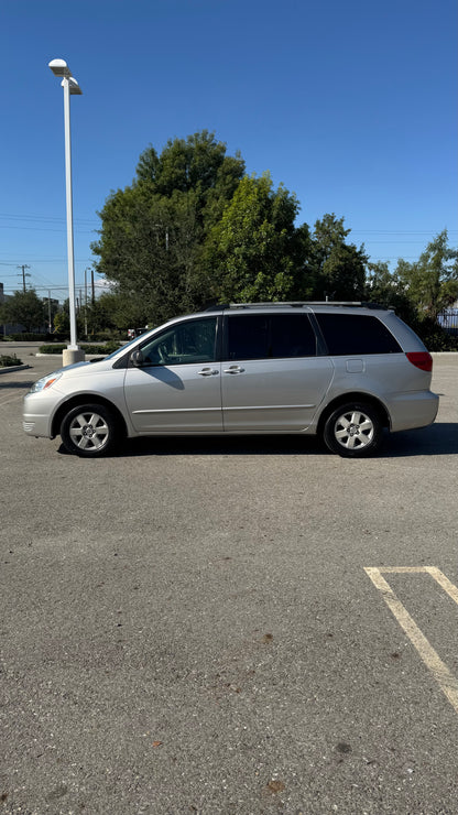 2004 Toyota Sienna LE