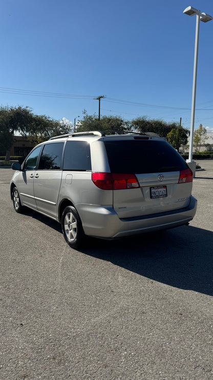 2004 Toyota Sienna LE
