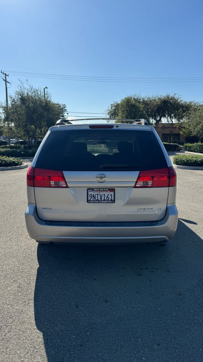 2004 Toyota Sienna LE